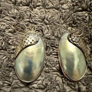 Gray Pearl with silver925 dots accents. Lightweight. Like new!